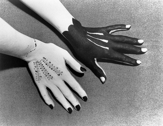 MAINS PEINTES EN TROMPE-L’ŒIL IMITANT DES GANTS