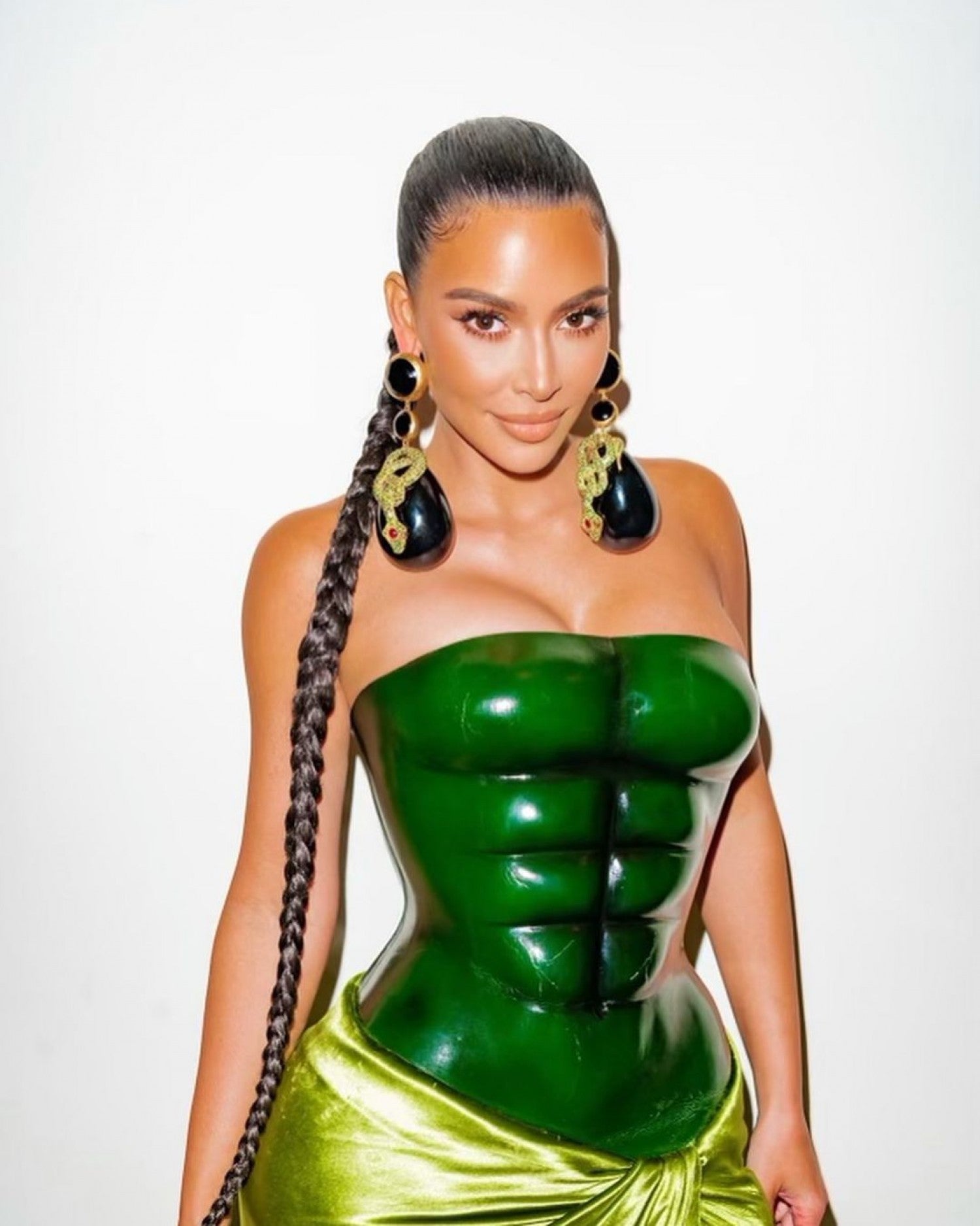 KIM KARDASHIAN WEST EN SCHIAPARELLI HAUTE COUTURE SUR MESURE