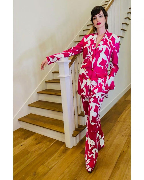 ANNE HATHAWAY EN SCHIAPARELLI PRÊT-À-PORTER PRINTEMPS-ÉTÉ 2021 POUR LA PROMOTION DE SON DERNIER FILM “LOCKED DOWN”