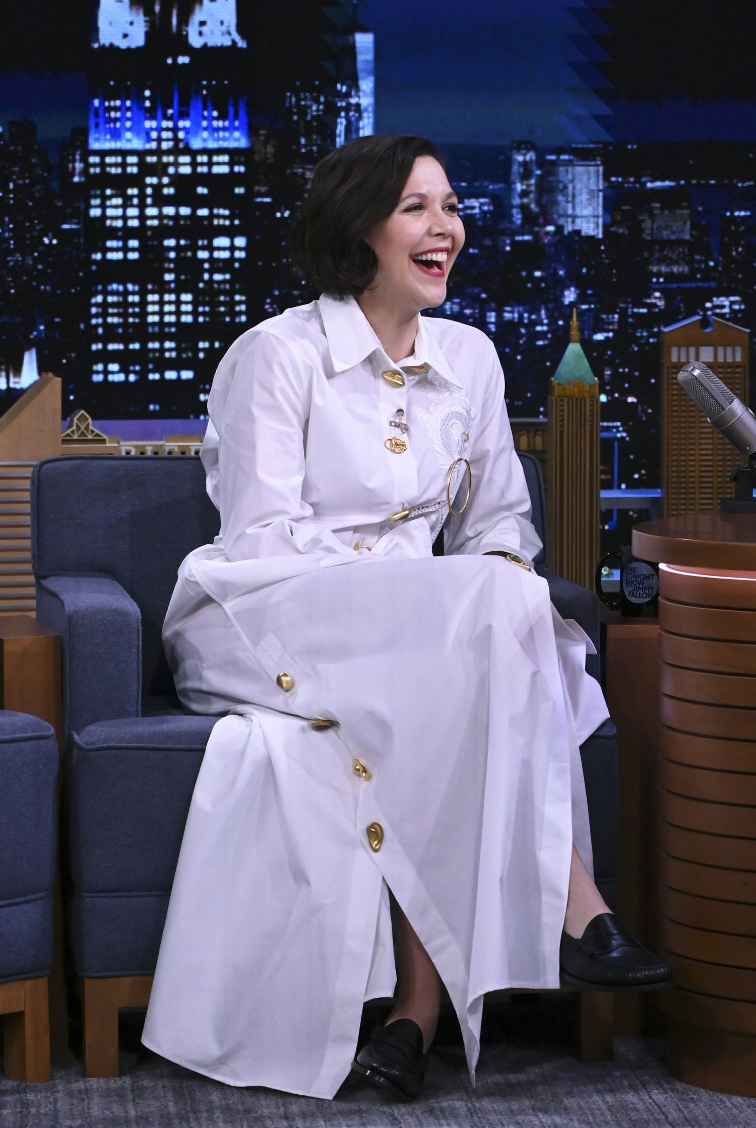 MAGGIE GYLLENHAAL WORE SCHIAPARELLI SPRING SUMMER 2022 READY TO WEAR FOR HER APPEARANCE ON THE TONIGHT SHOW STARRING JIMMY FALLON
