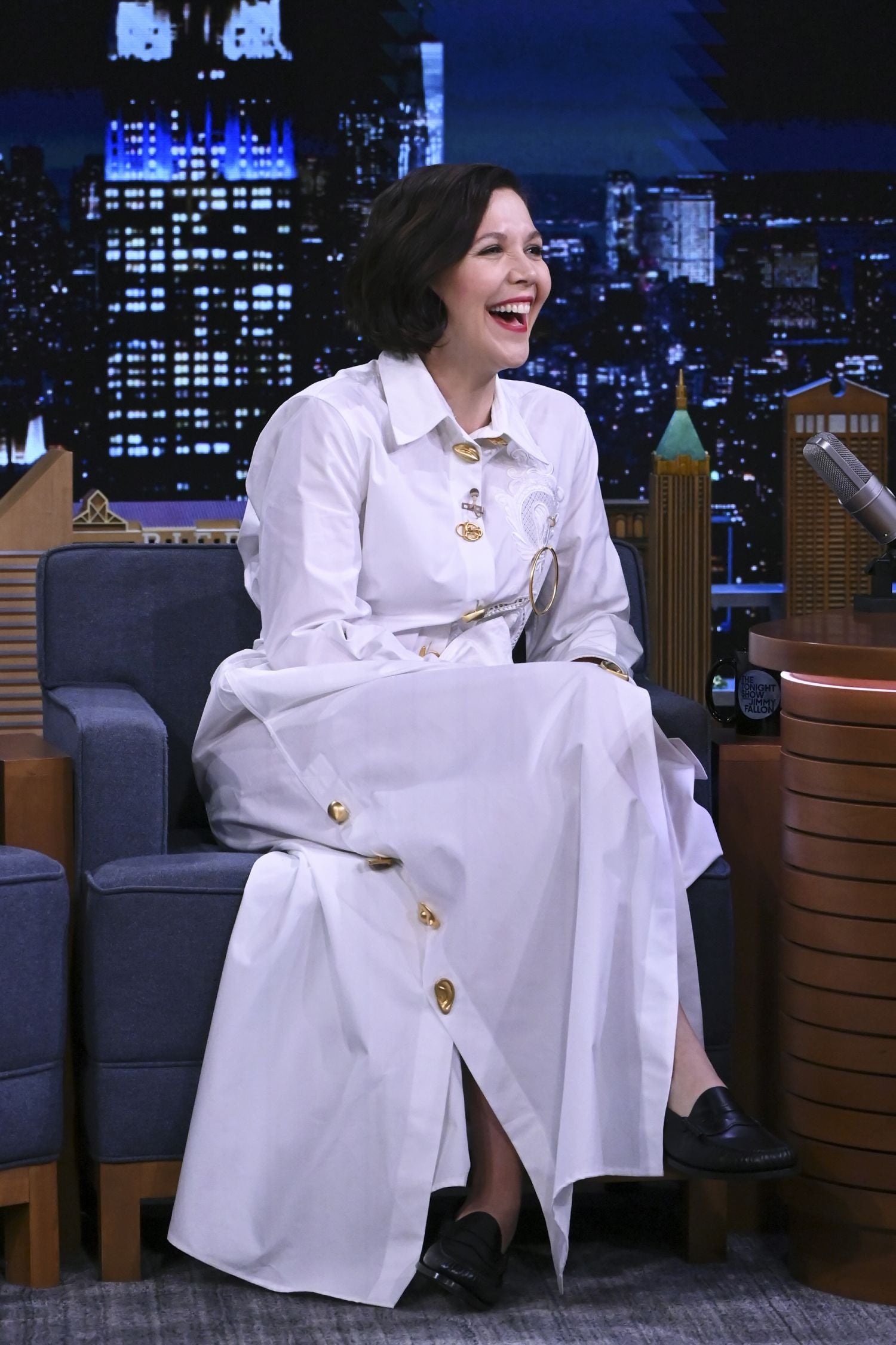MAGGIE GYLLENHAAL WORE SCHIAPARELLI SPRING SUMMER 2022 READY TO WEAR FOR HER APPEARANCE ON THE TONIGHT SHOW STARRING JIMMY FALLON