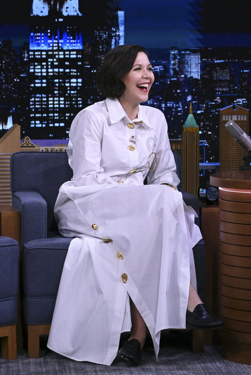 MAGGIE GYLLENHAAL WORE SCHIAPARELLI SPRING SUMMER 2022 READY TO WEAR FOR HER APPEARANCE ON THE TONIGHT SHOW STARRING JIMMY FALLON
