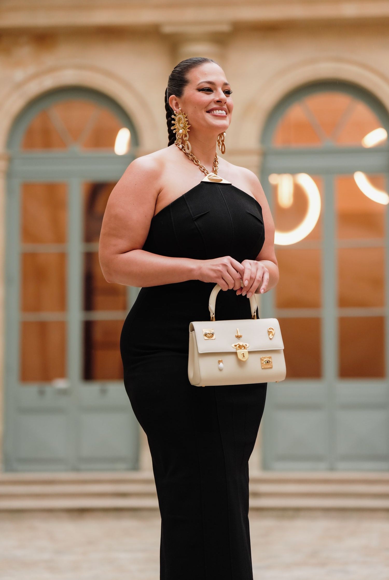 Ashley Graham Spring ASHLEY GRAHAM WORE SCHIAPARELLI READY-TO-WEAR SPRING SUMMER 2022