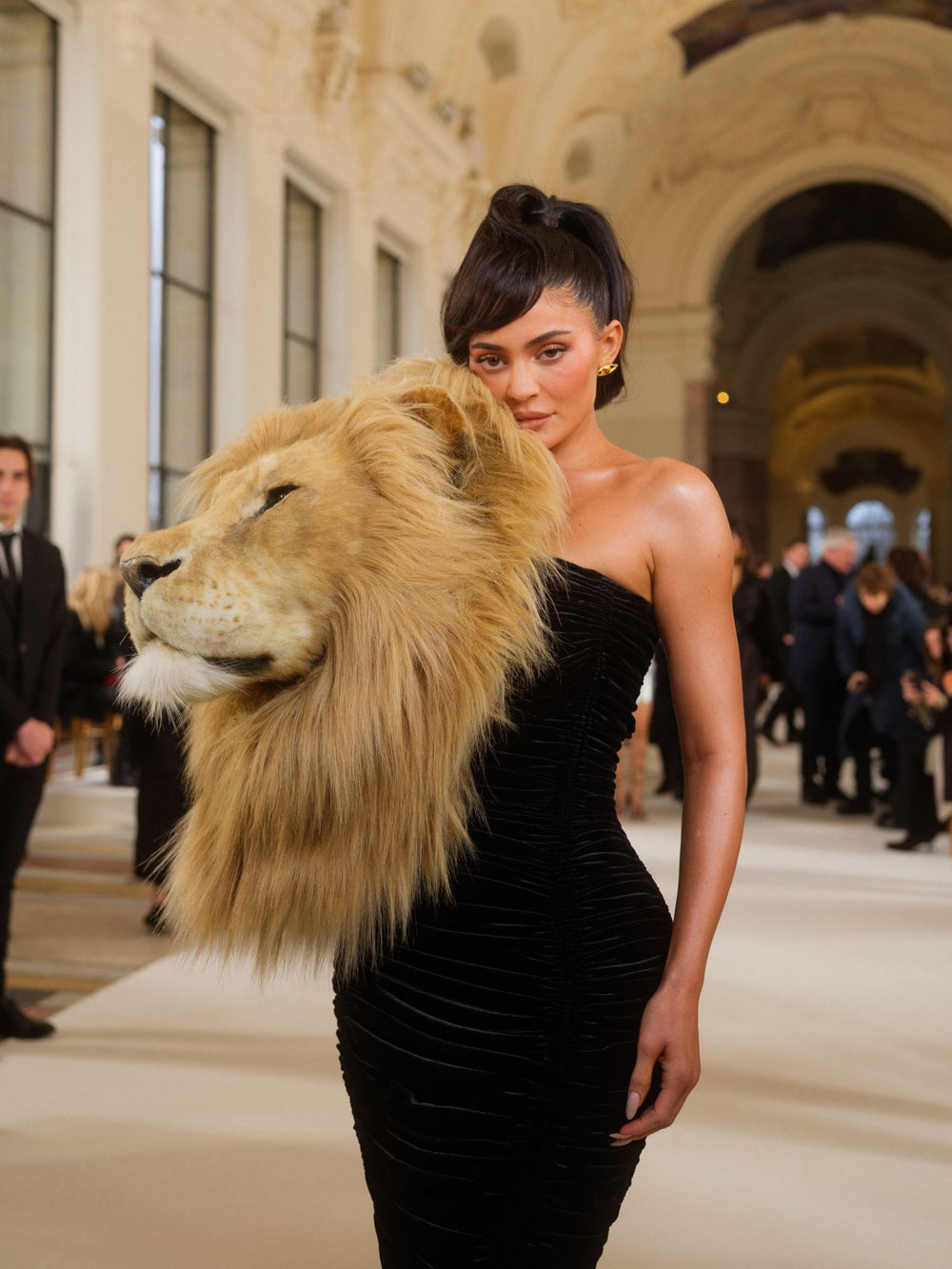 kylie jenner lion dress fashion show Kylie Jenner Wears Schiaparelli Lion Head At Fashion Week