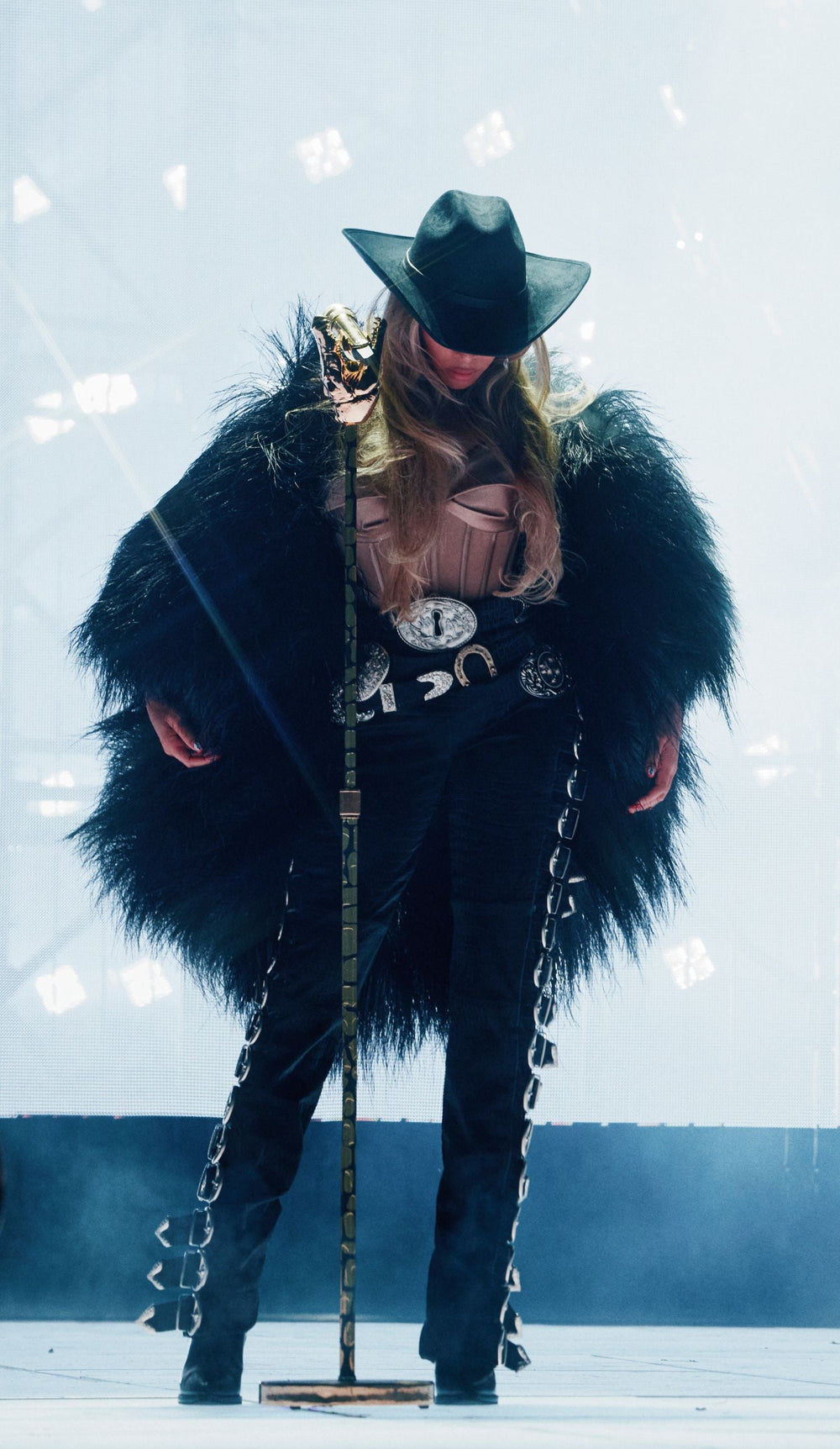 BEYONCE WEARS CUSTOM SCHIAPARELLI HAUTE COUTURE<br>TO THE COWBOY CARTER TOUR