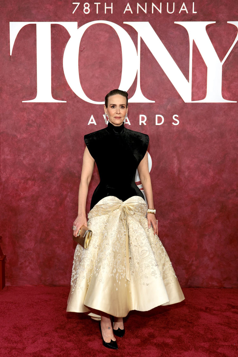 SARAH PAULSON WEARS SCHIAPARELLI HAUTE COUTURE<br>TO THE 78TH TONY AWARDS