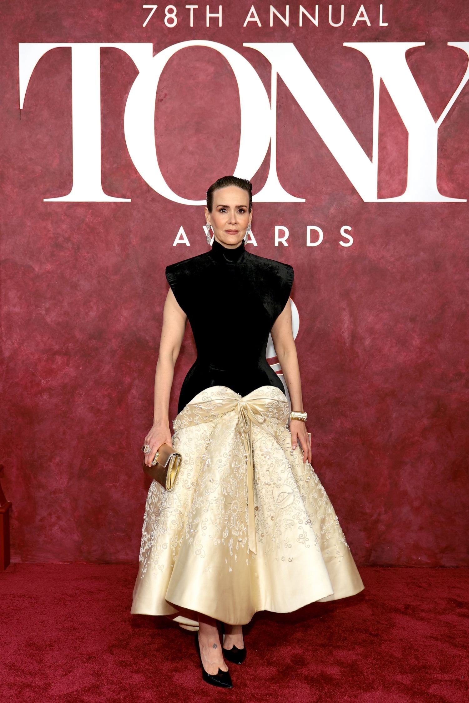SARAH PAULSON WEARS SCHIAPARELLI HAUTE COUTURE<br>TO THE 78TH TONY AWARDS