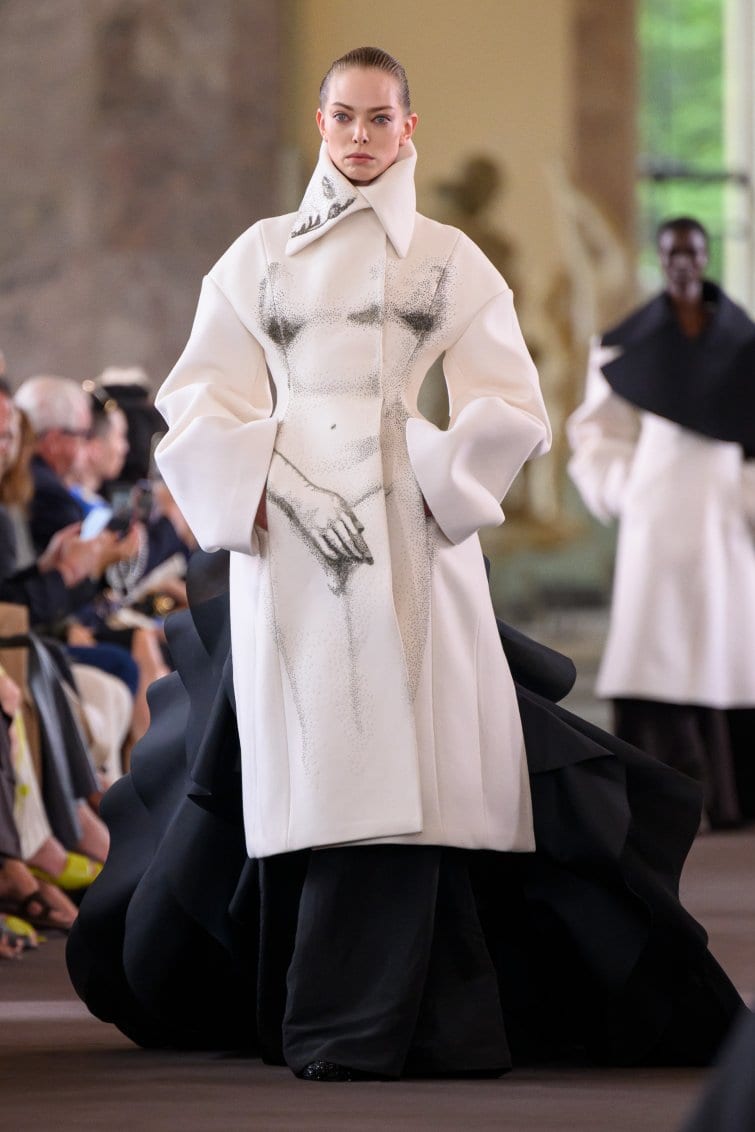 Maison Schiaparelli - Haute Couture Fall-Winter 2023/24 : 1 / 30