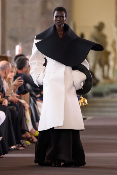 Maison Schiaparelli - Haute Couture Fall-Winter 2023/24 : 19 / 30 - LOOK 19