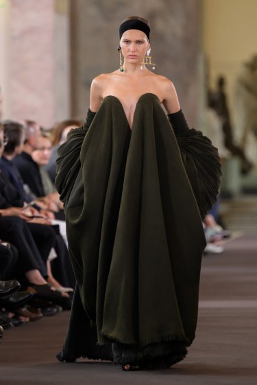 Maison Schiaparelli - Haute Couture Fall-Winter 2023/24 : 11 / 30 - LOOK 11