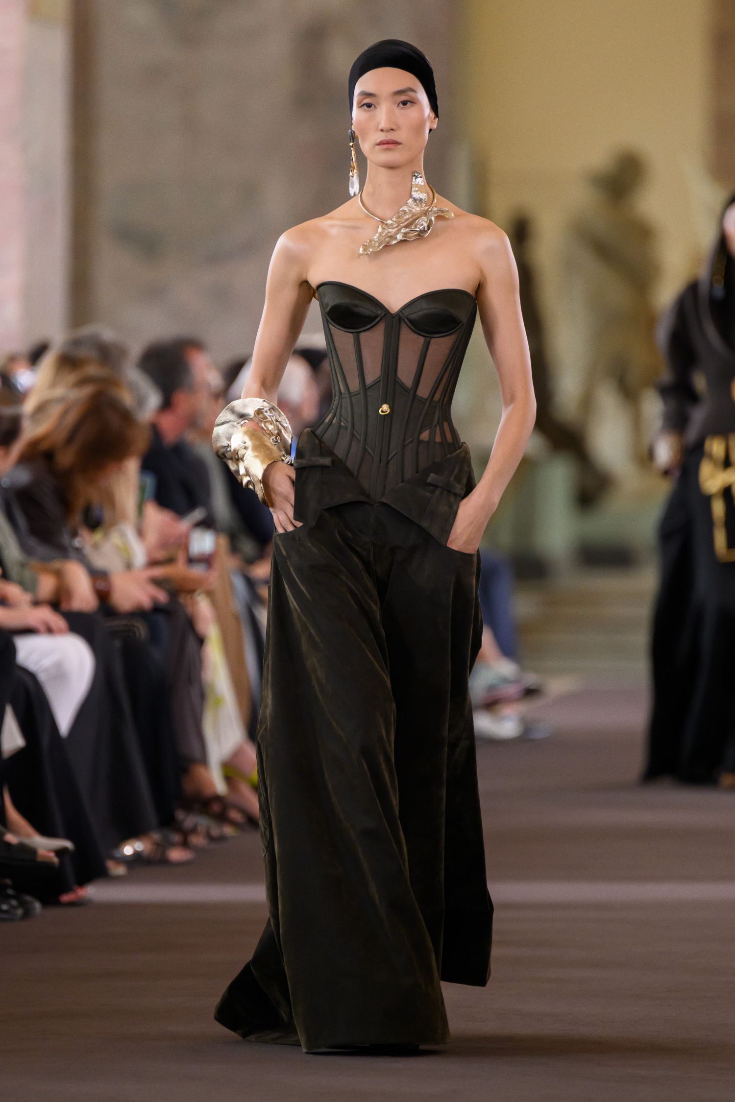 Maison Schiaparelli - Haute Couture Fall-Winter 2023/24 : 7 / 30 - LOOK 7