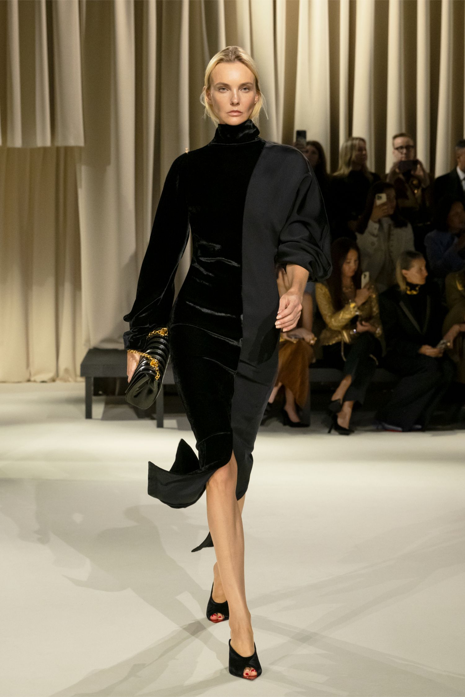 Maison Schiaparelli - Ready-to-Wear FALL-WINTER 2024/25 : 16 / 40 - LOOK 16