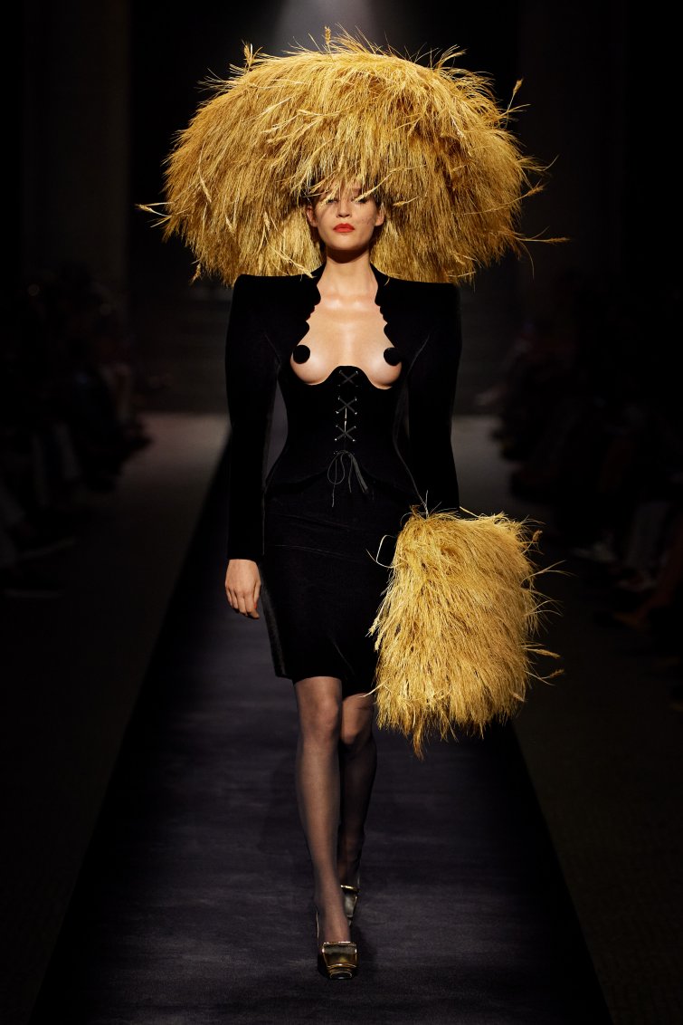 Maison Schiaparelli - Haute Couture Fall-Winter 2023/24 : 19 / 30 - LOOK 19