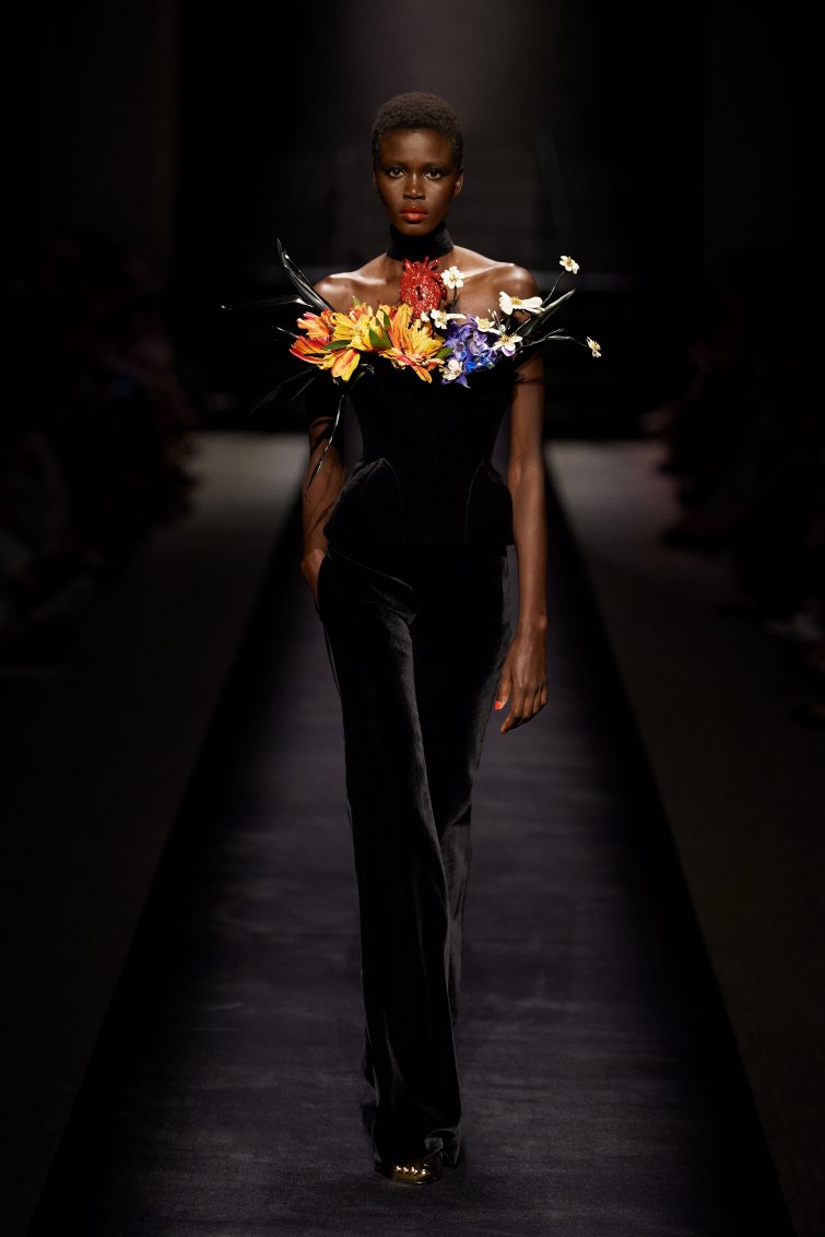 Schiaparelli Haute Couture Fall Winter 2021-2022 - RUNWAY MAGAZINE ®  Official